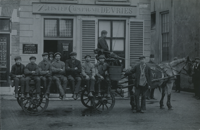 875164 Afbeelding van een paard en wagen op de hoek van de Nieuwegracht en de Schalkwijkstraat te Utrecht, met op de ...